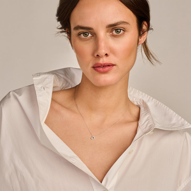 14k wit goud collier met klein hartvormig lab diamond hanger, gerecycled goud.