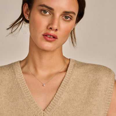 14k wit goud collier met kleine lab diamant hanger aan fijne ketting.