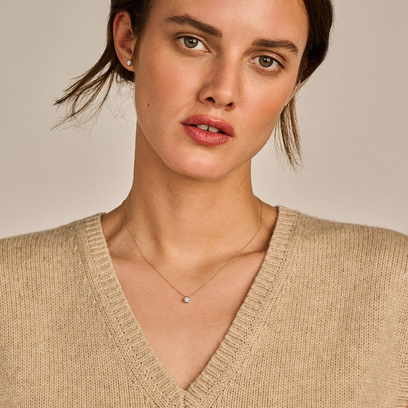 Lab diamanten collier in 14k geelgoud met een enkele fonkelende diamant aan fijne ketting.