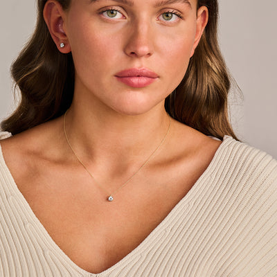 Collier met enkele lab diamond aan fijne ketting van 14k geelgoud, gerecycled goud.