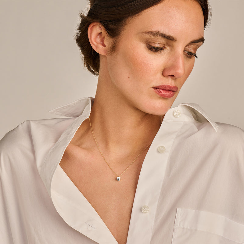 14k geelgoud collier met solitaire Lab Diamond aan fijne ketting bij dameshals.