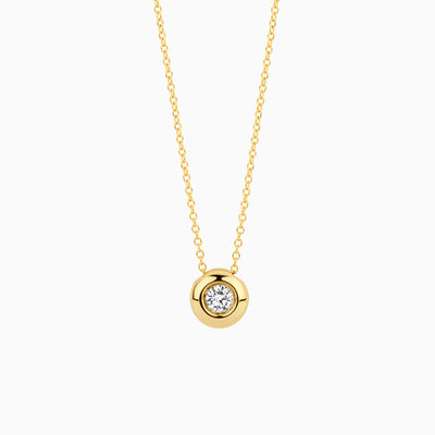 14k geelgouden collier met ronde lab diamant in cirkelzetting van gerecycled goud.