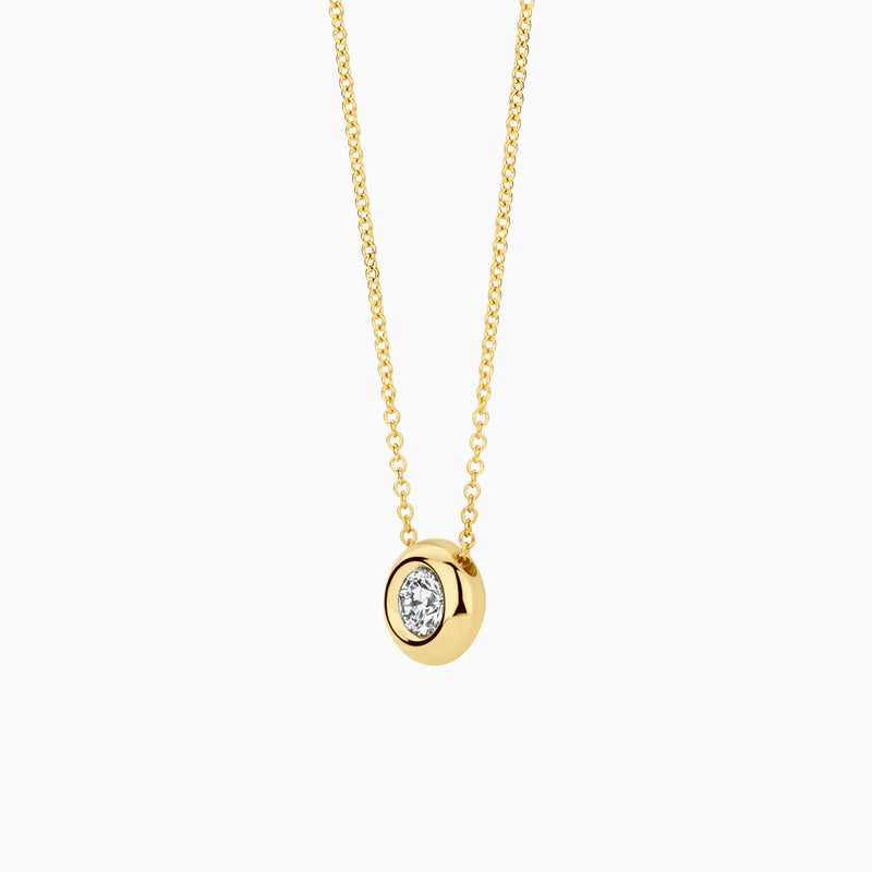 14k geelgouden collier met ronde lab diamant hanger in glanzend goud.