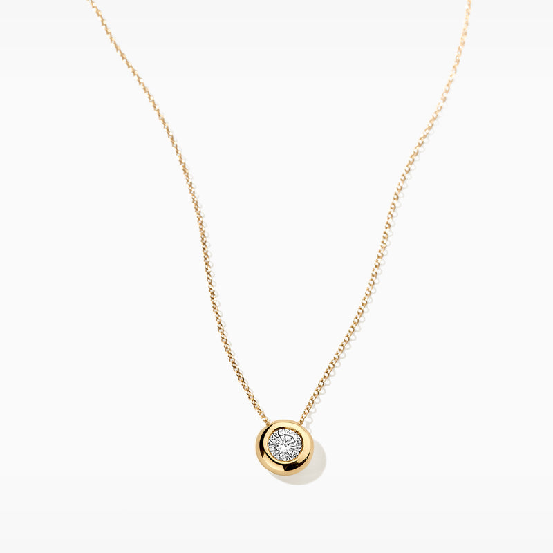 Lab diamanten collier met ronde hanger in 14k geel goud en gerecycled goud.
