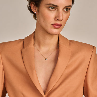 Collier met kleine Lab Diamond hanger in 14k geelgoud, gerecycled goud, fijne ketting.