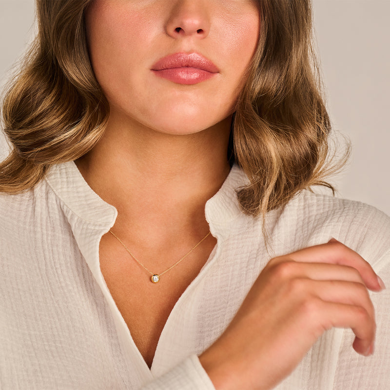 Lab diamanten collier met kleine hanger in 14k geelgoud en gerecycled goud.