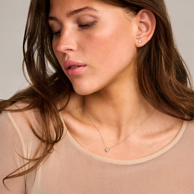 Delicaat 14k geelgoud collier met kleine Lab Diamonds en fijne schakel.