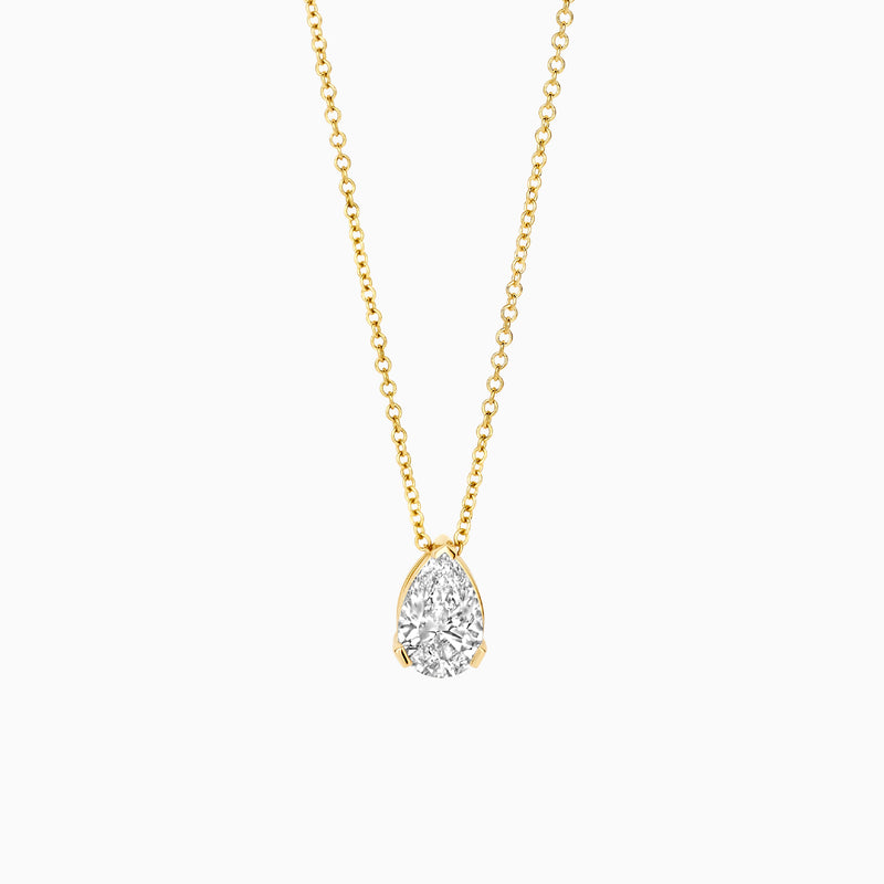 Lab Diamonds hanger met druppelvormige diamant aan 14k geelgouden schakelketting van gerecycled goud.