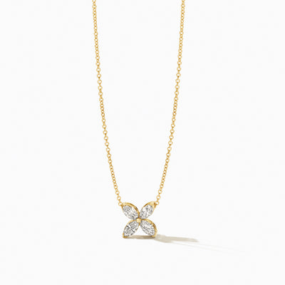 Collier met vier diamantjes in bloemvorm aan fijne schakelketting van 14k geel goud met Lab Diamonds, gerecycled goud.