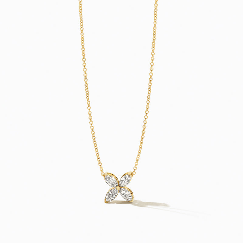 Collier met vier diamantjes in bloemvorm aan fijne schakelketting van 14k geel goud met Lab Diamonds, gerecycled goud.