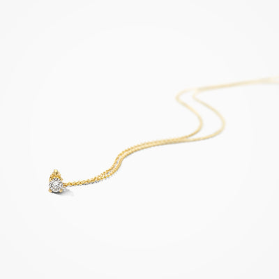 14k goud collier met fijne schakels en kleine lab diamant hanger in gerecycled goud.