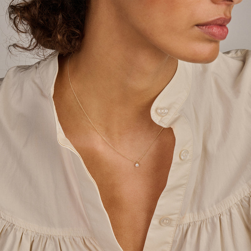 14k goud collier met kleine lab diamant hanger en fijne schakelketting.