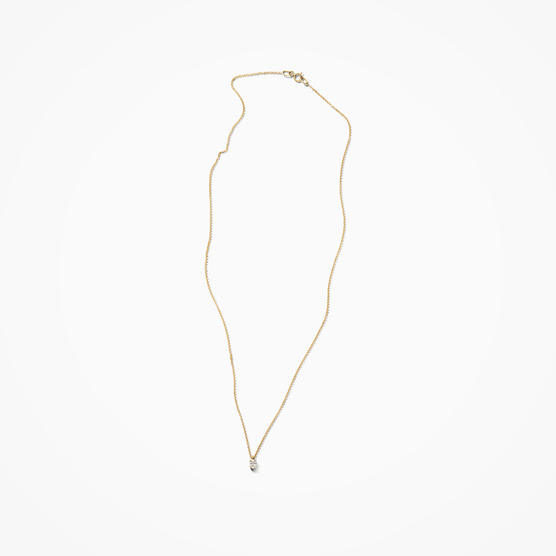 14k geelgouden collier met fijn schakel en kleine lab diamant hanger.