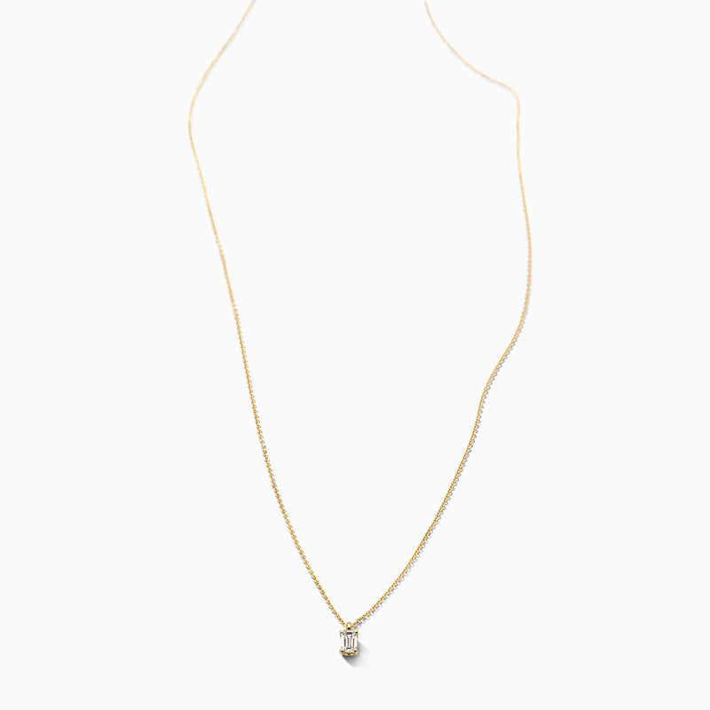 14k geelgouden collier met klein lab diamant hanger aan fijne schakelketting van gerecycled goud.
