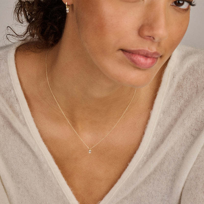 14k goud collier met fijne schakel en kleine lab diamond hanger.