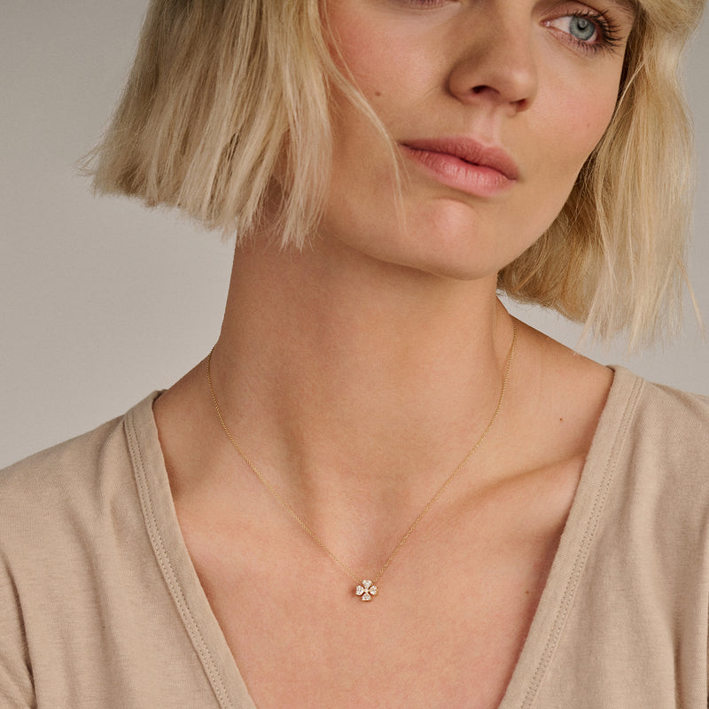 Lab diamanten collier in 14k geelgoud met fijne schakels en bloemvormige hanger.