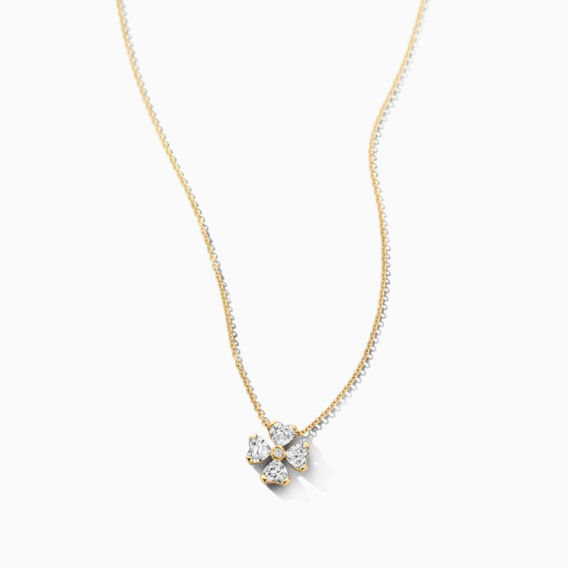 14k geelgouden collier met cluster van fonkelende labdiamanten aan fijne schakel.