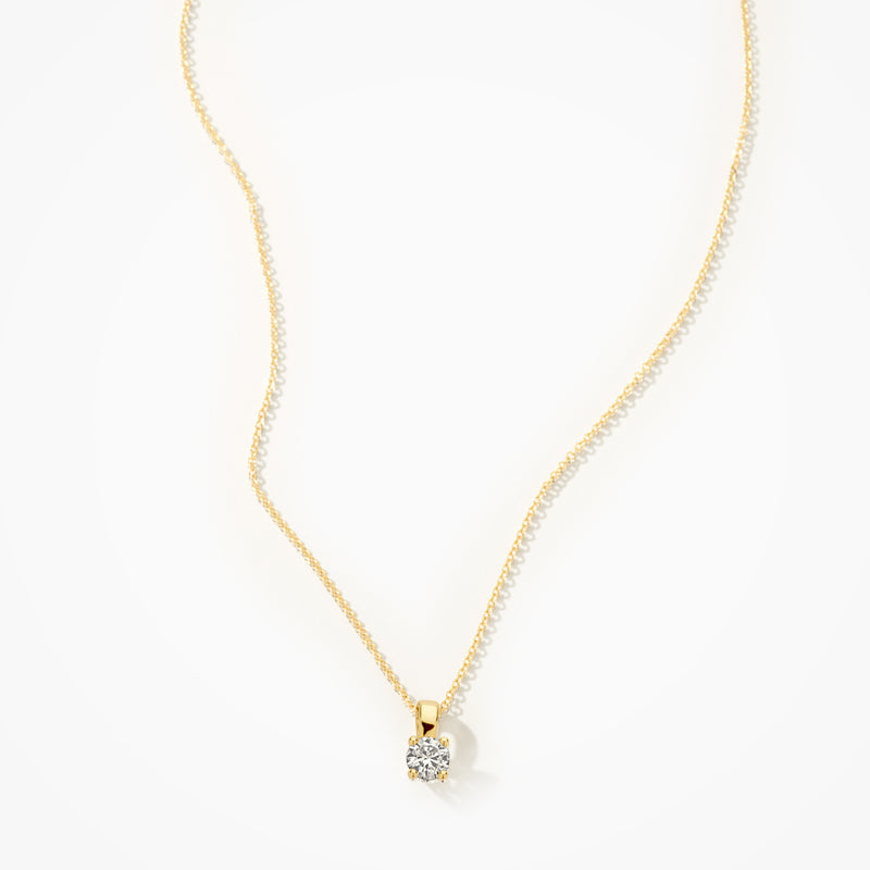 14k geelgouden ketting met solitaire lab diamant hanger en fijne schakels.