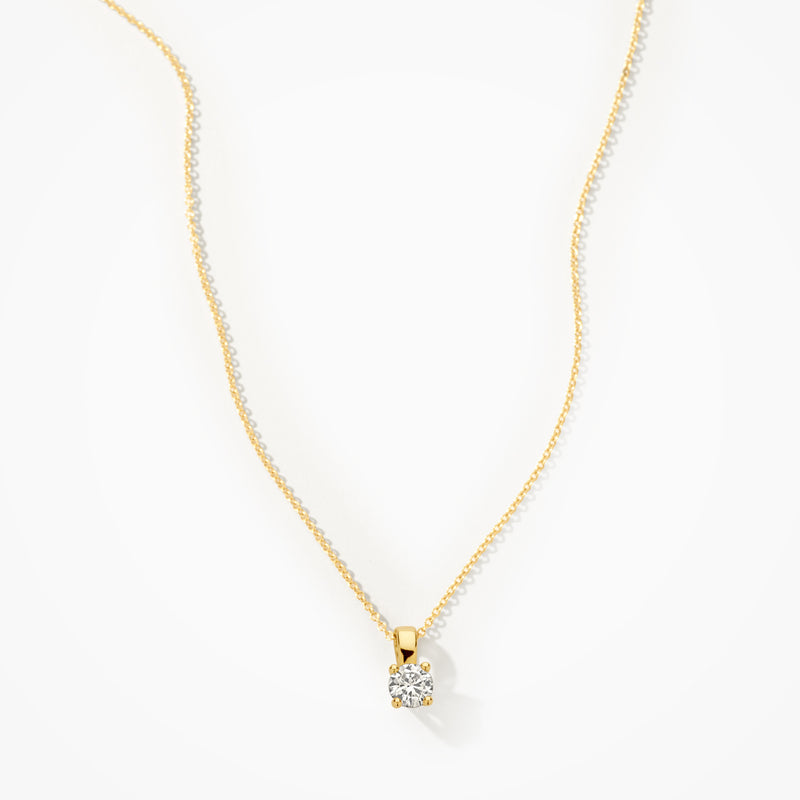 14k geelgouden hanger met solitaire lab diamant aan fijne ketting.