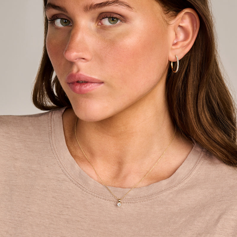 14k geelgouden hanger met solitaire lab diamant aan fijne ketting, gerecycled goud.