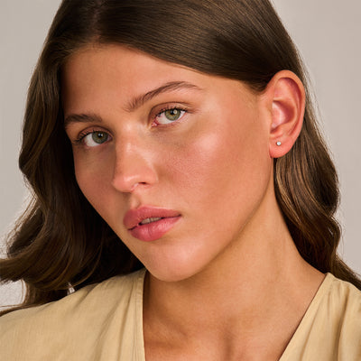 Lab diamanten oorstekers in 14k geelgoud met kleine sprankelende stenen.