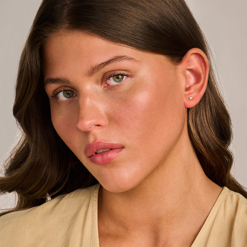 Lab diamanten oorstekers in 14k geelgoud met kleine sprankelende stenen.