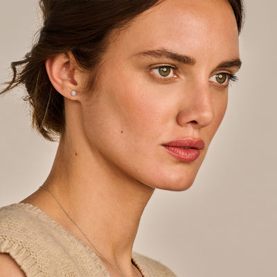 Lab diamanten oorstekers van 14k wit goud met gerecycleerd goud, klein en subtiel design.