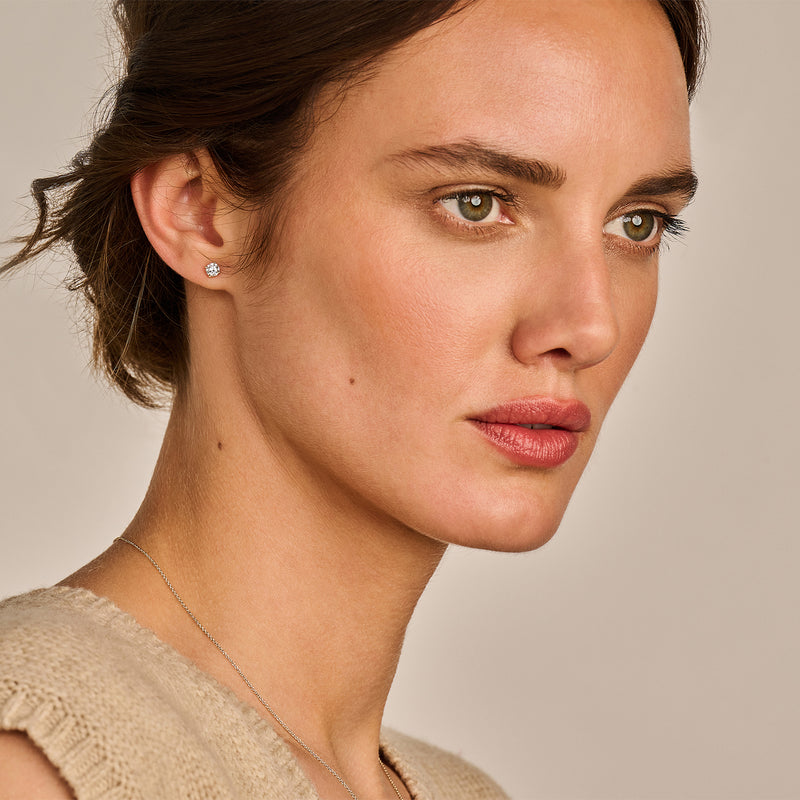 Lab diamanten oorstekers van 14k wit goud met gerecycleerd goud, klein en subtiel design.