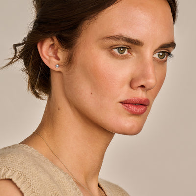 14k geelgouden oorstekers met fonkelende lab diamonds gedragen door vrouw.