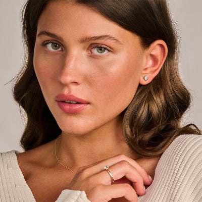 14k geelgouden oorstekers met kleine fonkelende lab diamonds in ronde zetting.