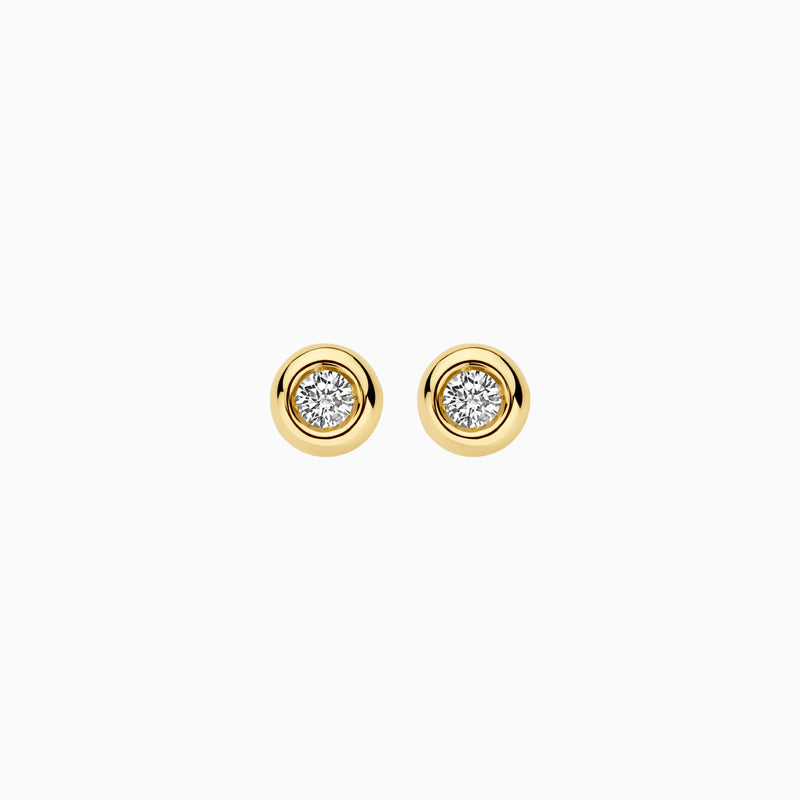 Labdiamanten oorstekers in 14k geelgoud met gerecycled goud rondom briljanten.