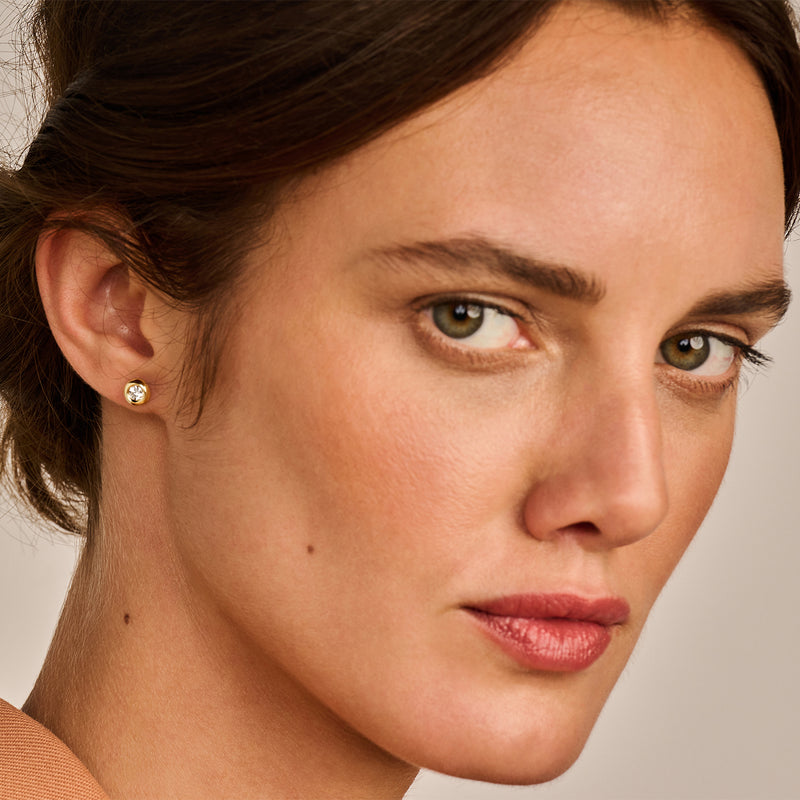 Lab diamond oorstekers in 14k geel goud met glanzende geslepen steentjes.