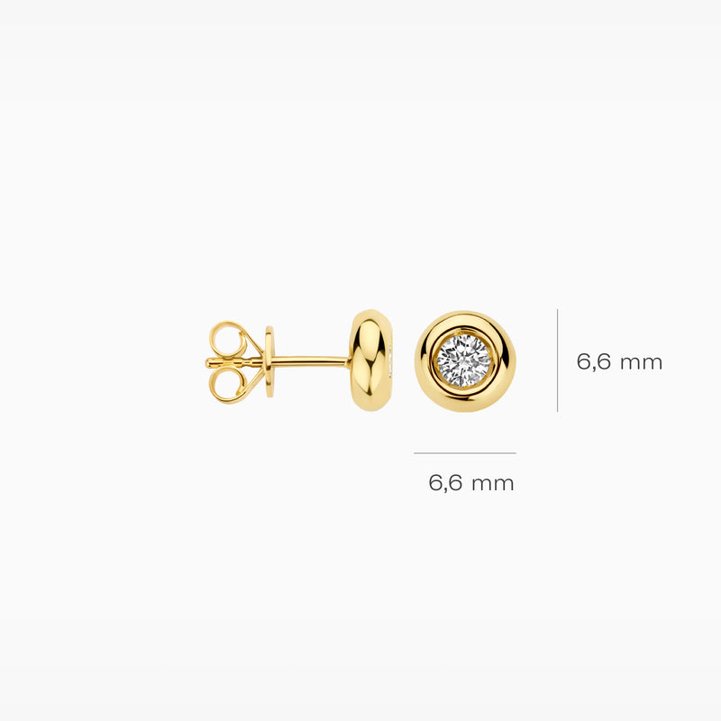 Stoere 14k goud oorstekers met ronde lab diamant en gladde afwerking, 6,8 mm breed.
