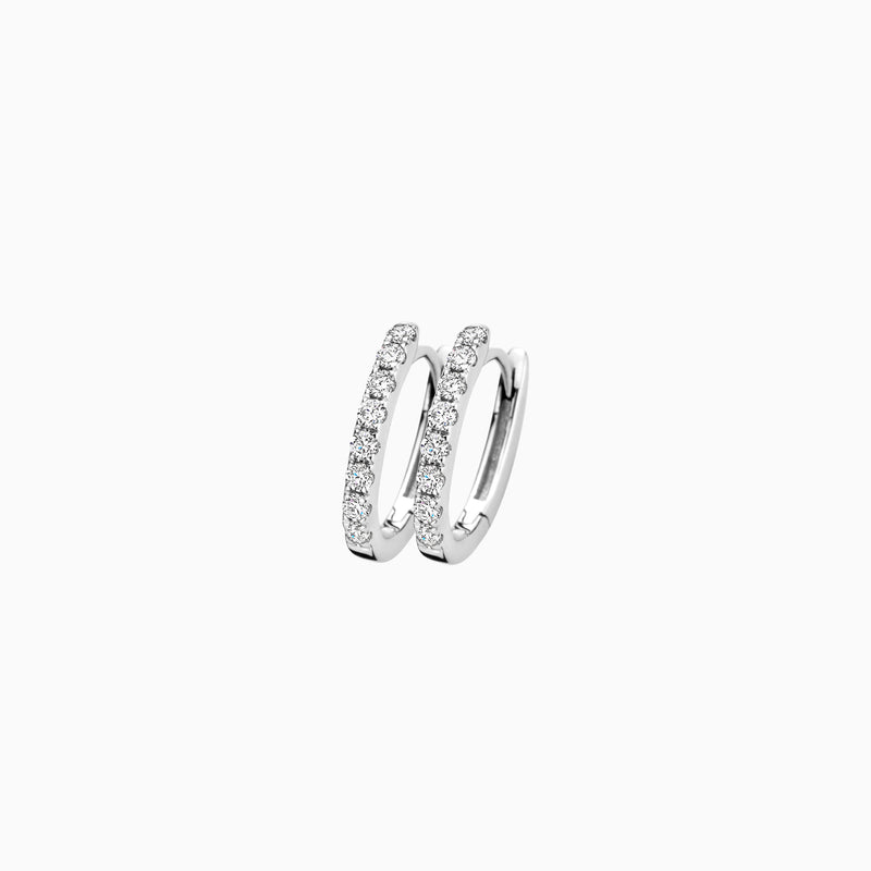 14k wit goud oorringen met fonkelende lab diamonds en gerecycled goud.