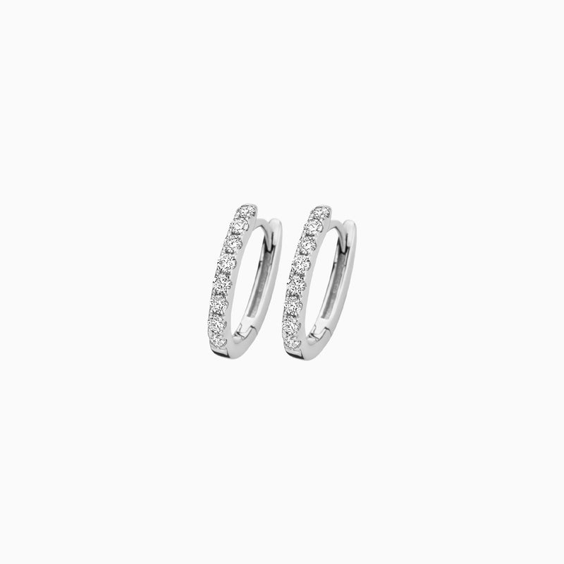 14k witgouden oorringen met rij lab diamanten, glanzend en verfijnd design.