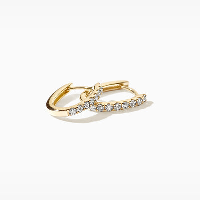Oorringen van 14k geel goud met glinsterende lab diamant zetting.