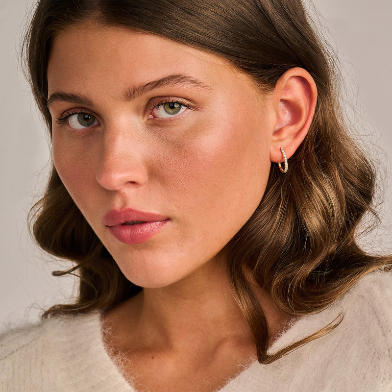 Oorring van 14k geelgoud met kleine ronde Lab Diamond aan oorlel.