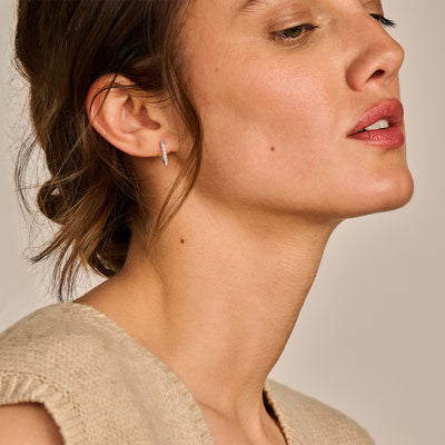 14k wit goud oorringen met fonkelende lab diamonds, gerecycled goud, close-up profiel vrouw.