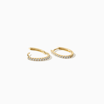 14k goud oorringen met ronde Lab Diamonds en gerecycled goud, glanzende afwerking.