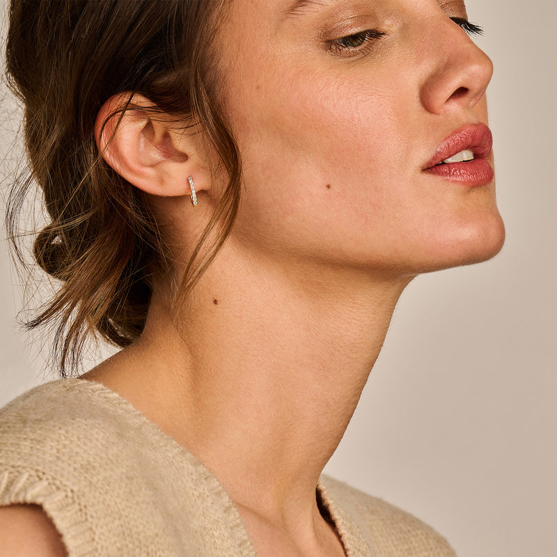 14k geelgouden oorringen met fonkelende lab diamonds en ontwerp met gerecycled goud.