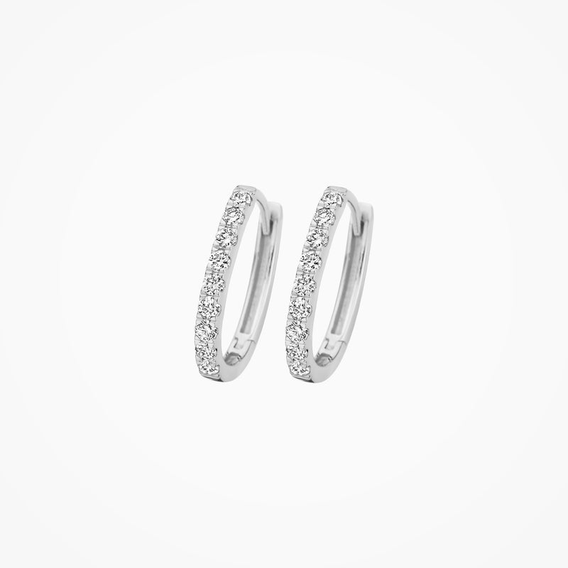 14k witgouden oorringen met glinsterende labdiamanten, ronde vorm.