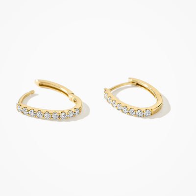14k geelgouden oorringen met rij lab diamonds en gerecycled goud.