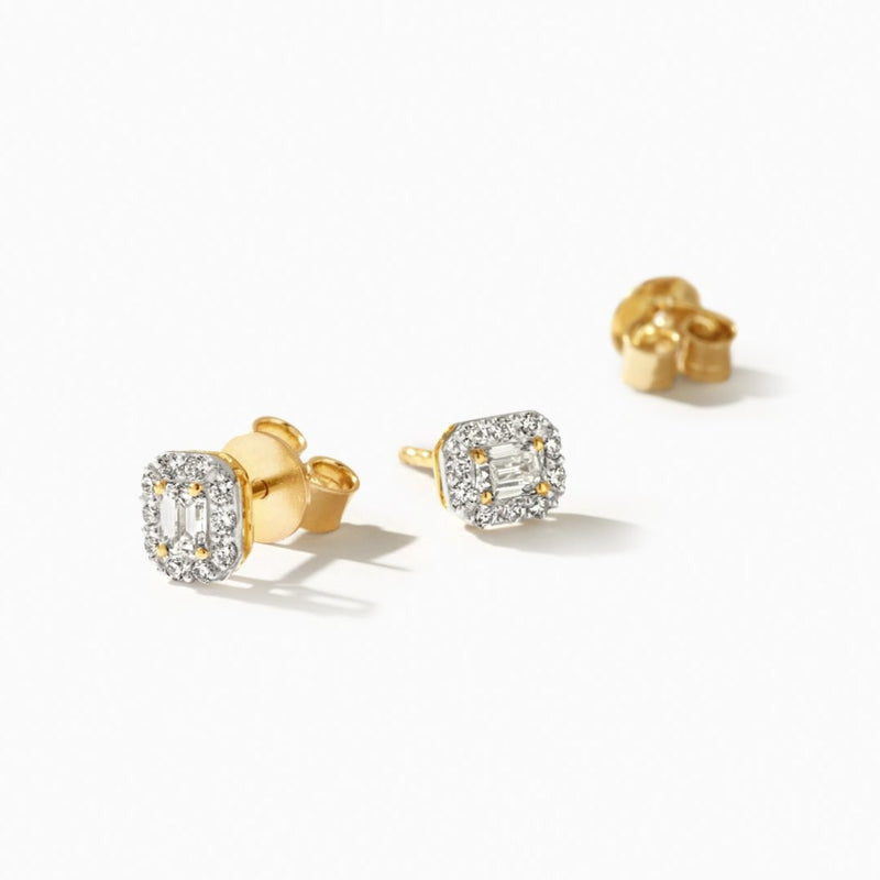 14k geelgouden oorstekers met Lab Diamonds en vierkante diamantzetting.