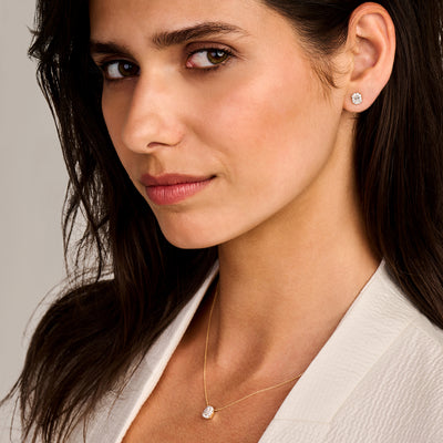 Lab Diamonds oorstekers in 14k geelgoud met glinsterende diamantsteen.