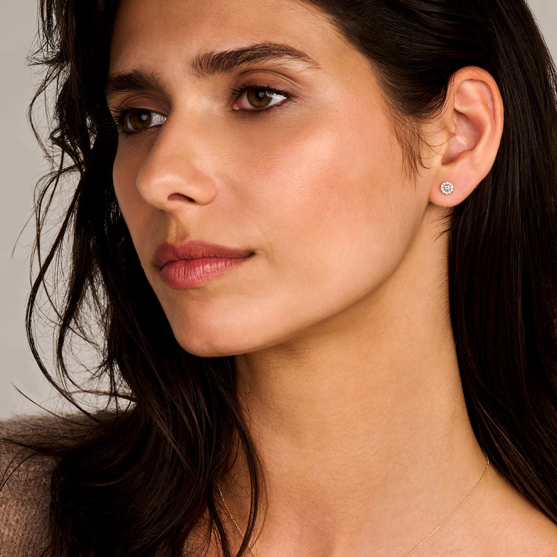 14k geelgouden oorstekers met fonkelende Lab Diamonds en gerecycled goud.