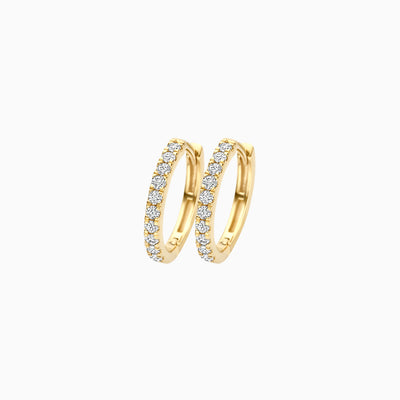 14k geelgouden oorringen met fonkelende Lab Diamonds en gerecycled goud, smalle beugelvorm.