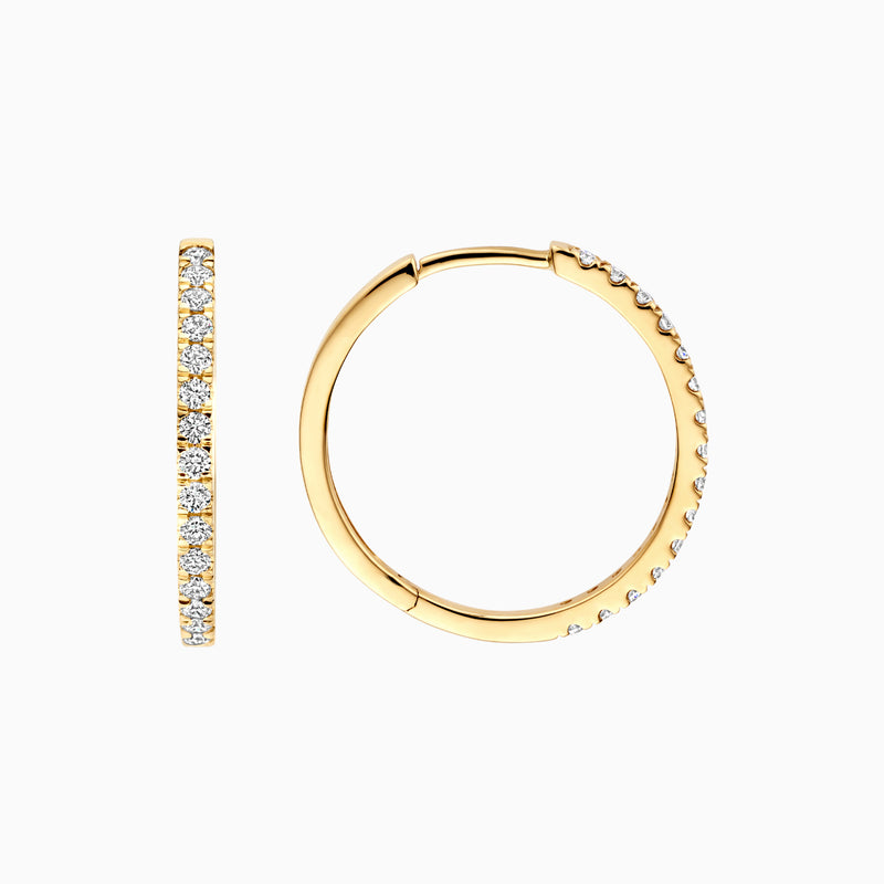 14k goud oorringen met rij lab diamanten en gladde afwerking.