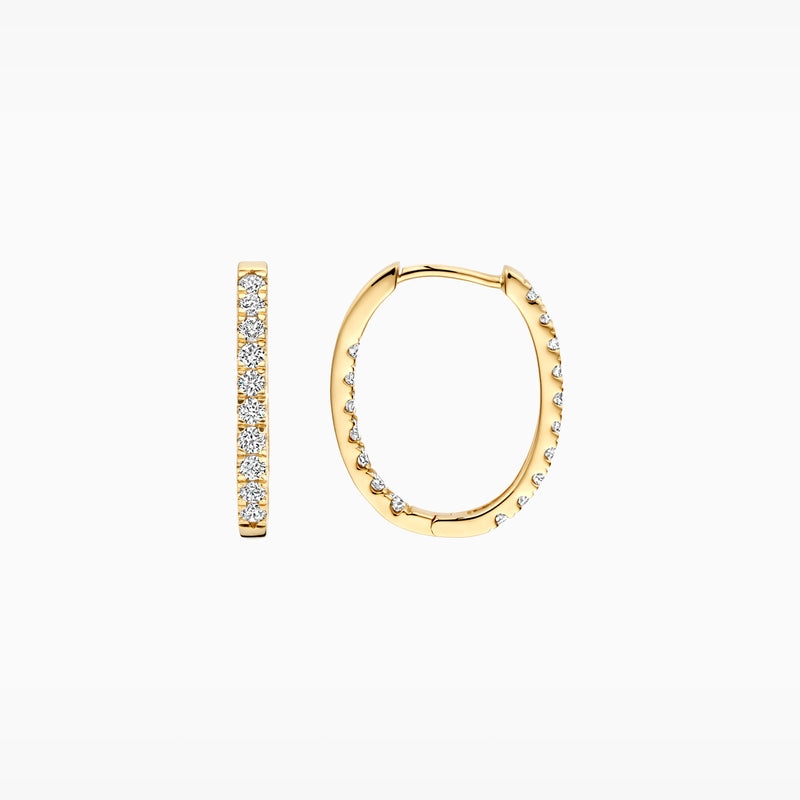 14k geelgouden oorringen met rij diamanten en gladde binnenkant.