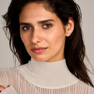 Lab Diamonds oorstekers in 14k geelgoud met kleine ronde diamant, gerecycled goud.