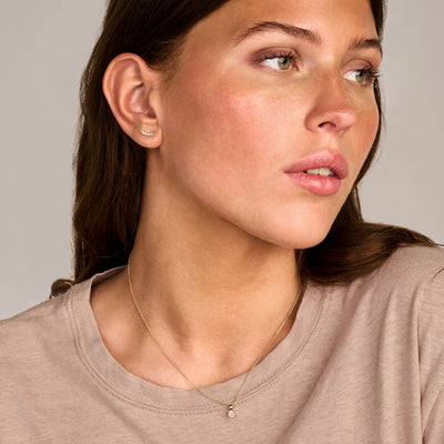 14k geelgouden oorstekers met kleine lab diamanten, gerecycled goud, subtiel ontwerp.